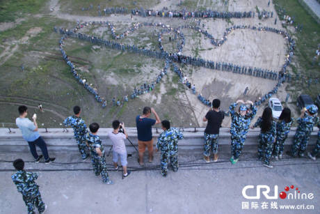 長(zhǎng)春近千人湊成巨大愛(ài)心向女同學(xué)求愛(ài)