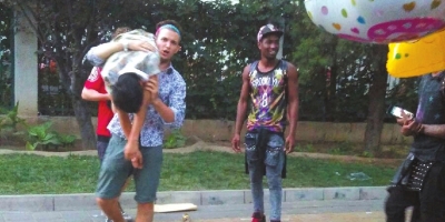 外籍男子當(dāng)街肩扛、腳踏醉漢