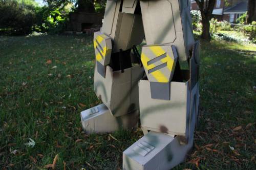 美國(guó)父親為孩子萬(wàn)圣節(jié)變身造“機(jī)甲”