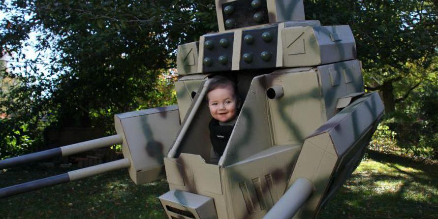 美國(guó)父親為孩子萬(wàn)圣節(jié)變身造“機(jī)甲”