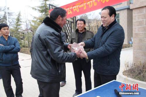 甘肅山村一支書發(fā)百萬分紅現金