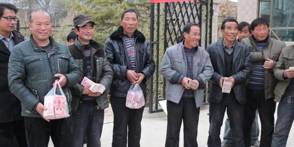 甘肅山村一支書發(fā)百萬分紅現金