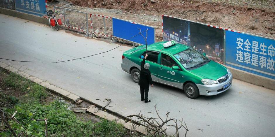 大媽風中托舉電纜半小時