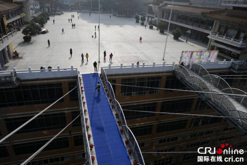 重慶現(xiàn)“最?！笨罩羞B廊 離地68.5米