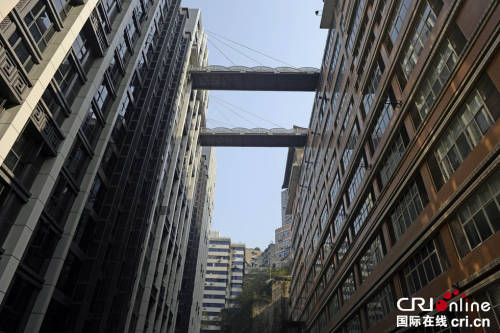 重慶現(xiàn)“最?！笨罩羞B廊 離地68.5米