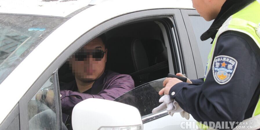 鄭州司機(jī)開(kāi)車隨手扔煙頭被罰100元