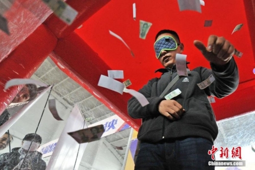 沈陽(yáng)房交會(huì)上演蒙眼撈錢促銷