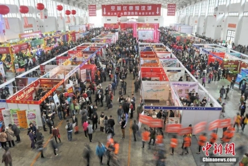 沈陽(yáng)房交會(huì)上演蒙眼撈錢促銷