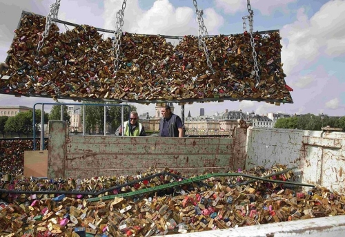 巴黎拆除藝術橋10萬把“愛情鎖” 巴黎拆除藝術橋10萬把“愛情鎖”