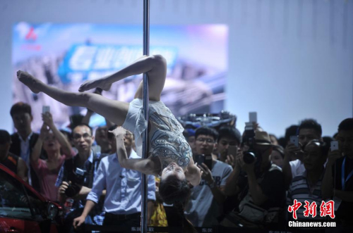 重慶車(chē)展 美女模特跳鋼管舞吸引觀(guān)眾