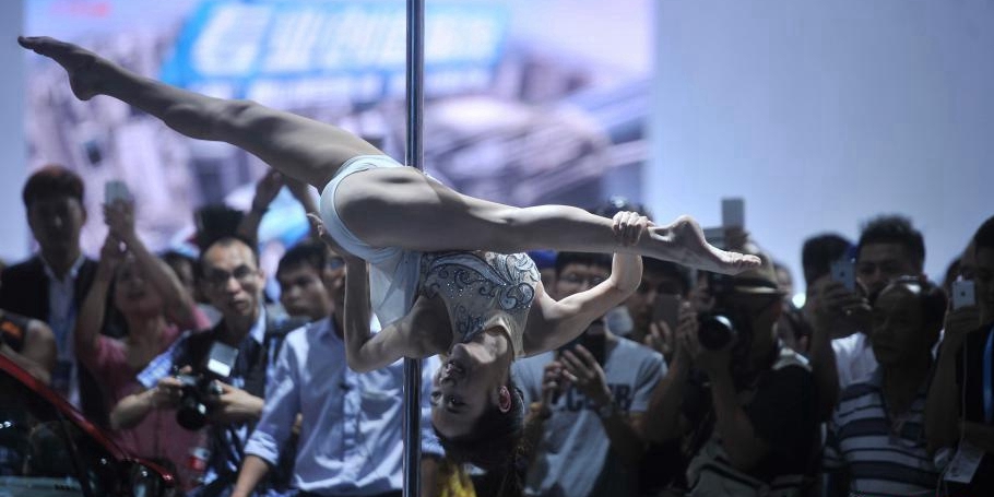 重慶車(chē)展 美女模特跳鋼管舞吸引觀(guān)眾