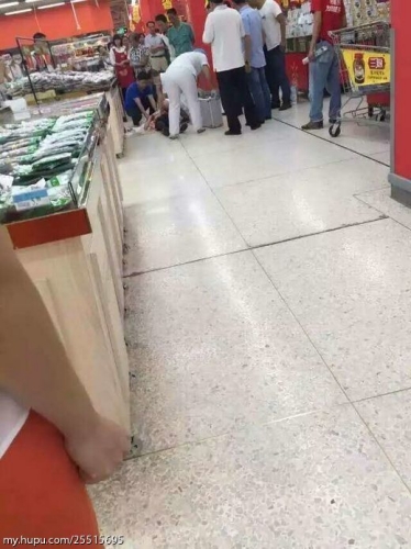 廣東:女店員舉報小偷慘遭割喉現(xiàn)場 廣東:女店員舉報小偷慘遭割喉現(xiàn)場