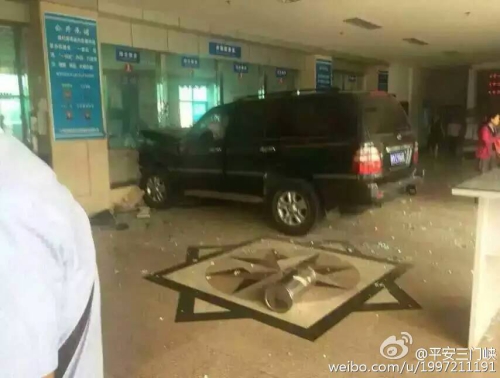 河南一越野車(chē)開(kāi)進(jìn)國(guó)稅局大廳
