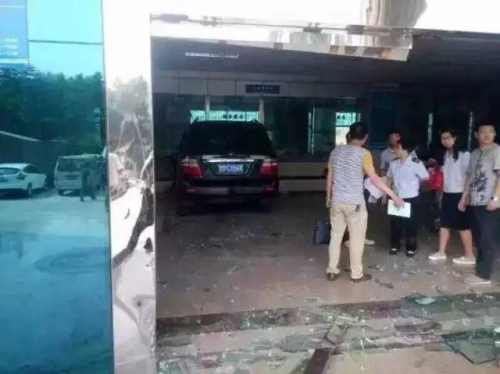 河南一越野車(chē)開(kāi)進(jìn)國(guó)稅局大廳