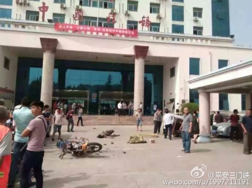 河南一越野車(chē)開(kāi)進(jìn)國(guó)稅局大廳