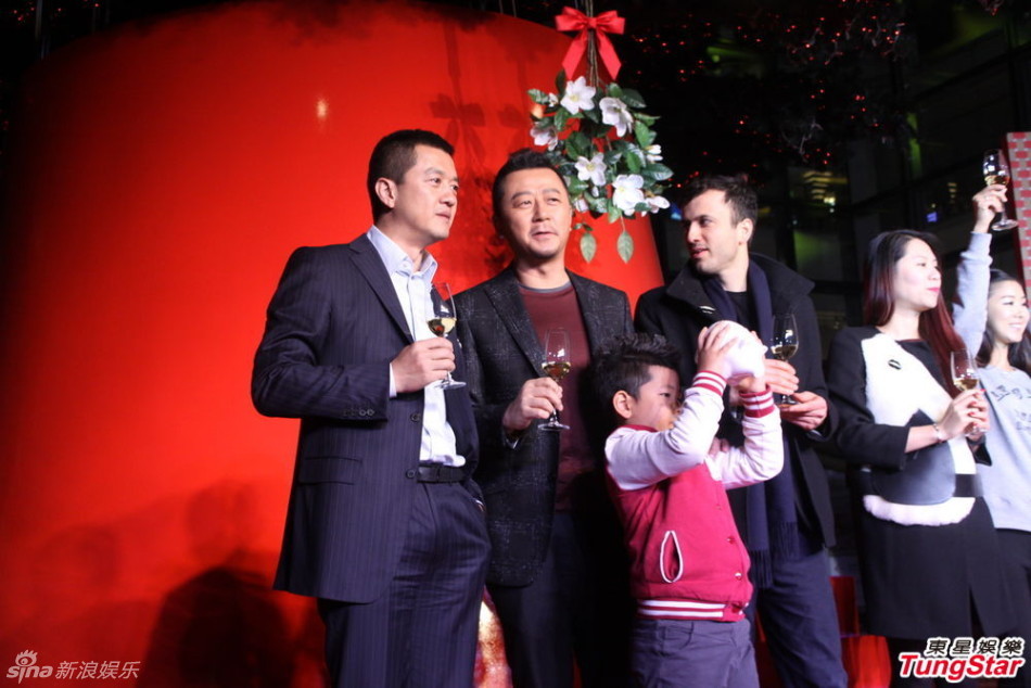 李亞鵬、郭濤父子相活動