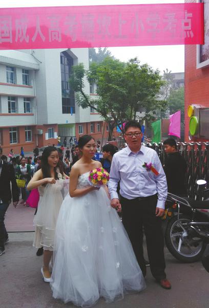 新郎向剛考完試的新娘送上鮮花。