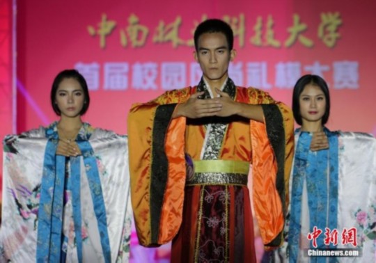 ?；ㄐ２萃_示范中華禮儀 展現(xiàn)漢服風(fēng)采