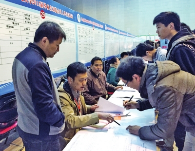 11月15日在華北水院舉行的水利水電專場招聘會上，萬余名畢業(yè)生來求職