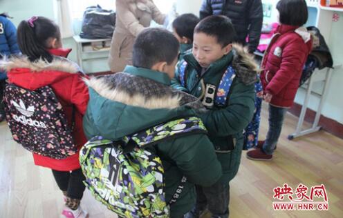 看，咱們的衣服一樣