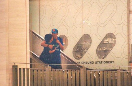 林憶蓮與小男友逛街吃飯，當(dāng)街摟抱親熱熱情如火。