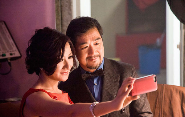 在主持晚會(huì)期間，張國立還與同場的女主持自拍合影。