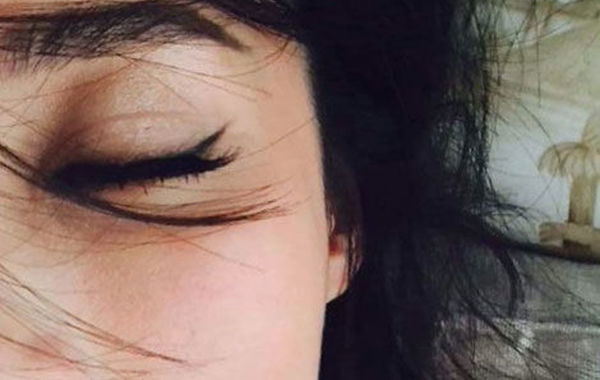 蔣勤勤吊帶美照。