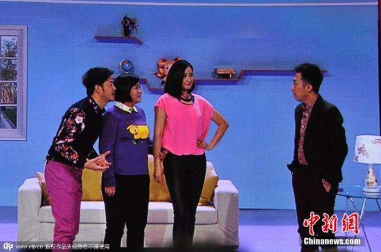 2015年2月18日晚8時，2015央視羊年春晚準(zhǔn)時開播，各路明星大腕齊聚一臺向觀眾展示了一場奢華的