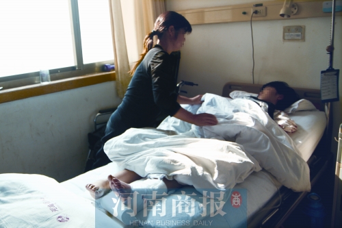 14歲的小美躺在病床上，左腿摔傷的部位還纏著繃帶