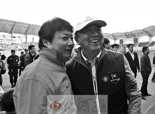 比賽結(jié)束后，老胡熱情擁抱老唐。