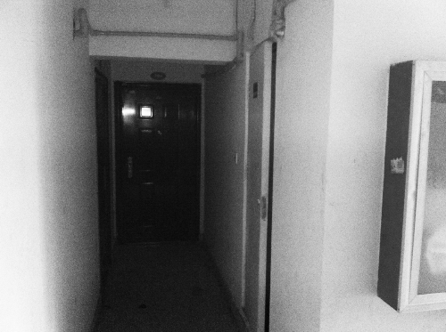 被砸網(wǎng)吧在鄭州安徐莊公館小區(qū)的一棟居民樓里，昨天，網(wǎng)吧已關(guān)門。