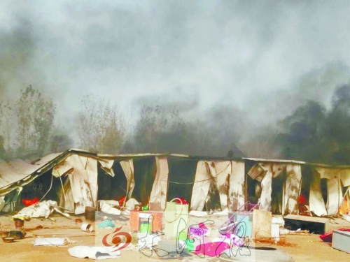 火勢蔓延前村民從屋內(nèi)搬出的冰箱、桌子等物品