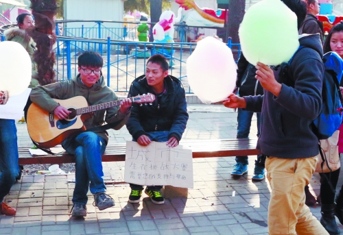 彈唱時(shí),隊(duì)友送來(lái)了靠講笑話賺的棉花糖。