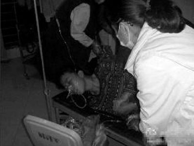 醫(yī)護人員搶救劉溫麗