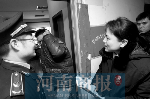 城管巡回法庭法官，到因違反城市管理的受罰當(dāng)事單位送傳票