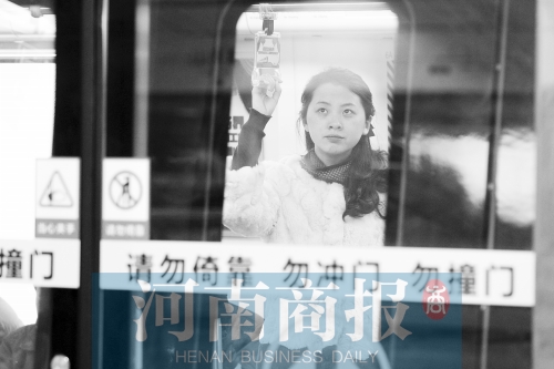 首個(gè)上班高峰，地鐵乘客以年輕的上班族為主