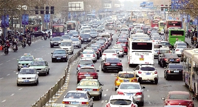 昨天下午，擁擠的花園路。 鄭州晚報記者 馬健 圖
