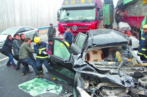 現(xiàn)場(chǎng)慘不忍睹，眾人合力施救。