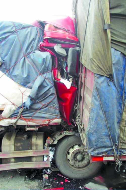 出事車(chē)輛擠在了一起