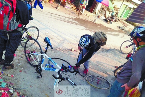 運氣不好，十分鐘被扎了兩次胎，只能自己修車。