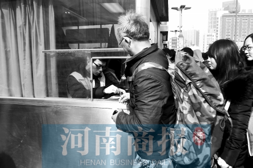 趙俊方在鄭州火車站進站，準備前往甘肅災(zāi)區(qū)和災(zāi)民一起過春節(jié)。記者 唐韜/攝