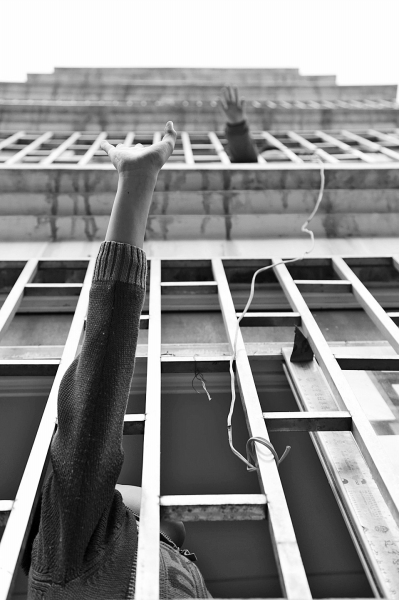 聽到聲音小哥倆就在窗戶邊集合，不聚不散。