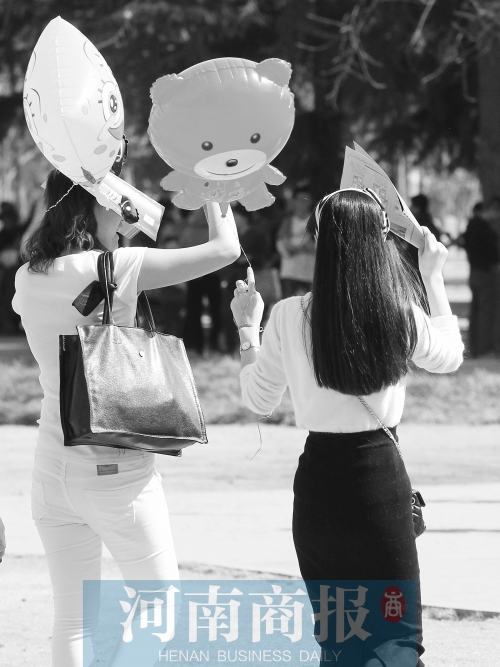 昨天高溫，有人穿上了短袖 記者 鄧萬(wàn)里/攝