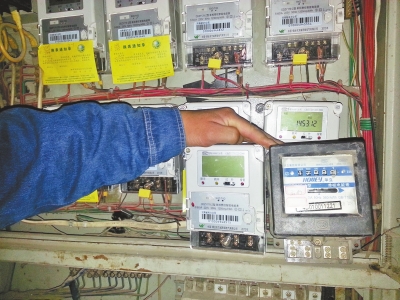 　跟智能電表（左）相比，老式機械電表（右）就像個“老古董”。