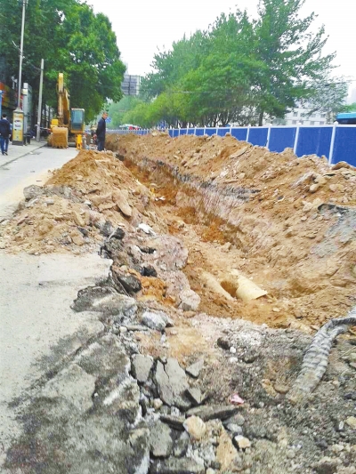 文化路大修改造工程，目前西半幅圍擋已基本鋪設到位。