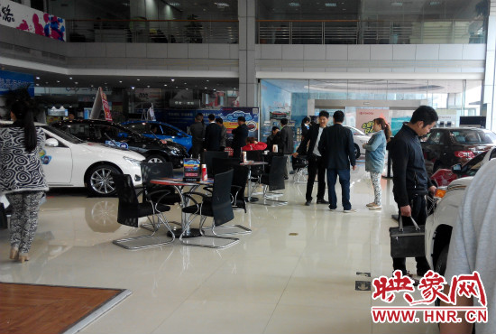 一大早來到4S店選車的顧客絡(luò)繹不絕。