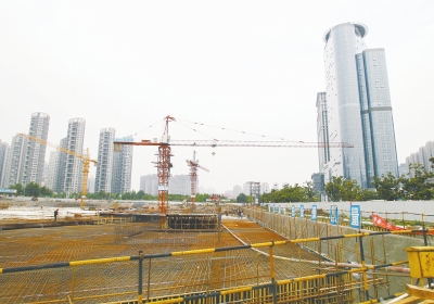 中州大道與金水東路東北角，正在建一座大型停車場。