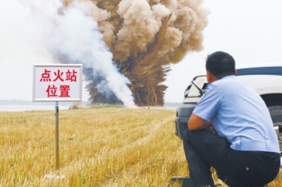 民警點(diǎn)火，引爆爆炸物品。