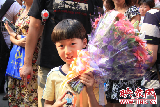 杜澤一直在考點(diǎn)門(mén)口等待表姐走出考場(chǎng)。