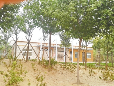 南三環(huán)上的一處公廁掩映在綠樹間，也鎖著門